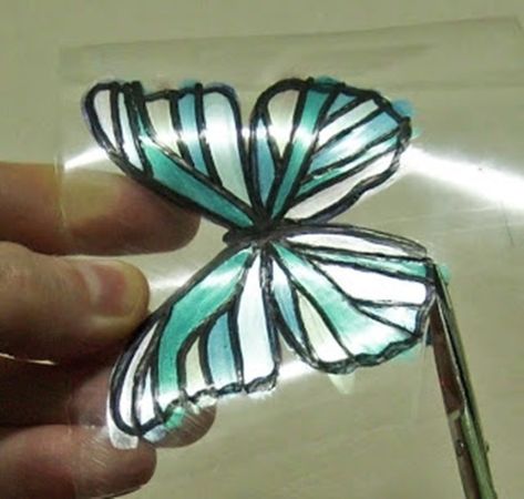 Wonderful DIY Butterfly From Plastic Bottles Upcycle Plastic, Butterfly Tutorial, Plastic Bottle Flowers, Plastic Bottle Art, Diy Plastic Bottle, Diy Butterfly, Nail Oil, Paper Butterflies, Paper Butterfly