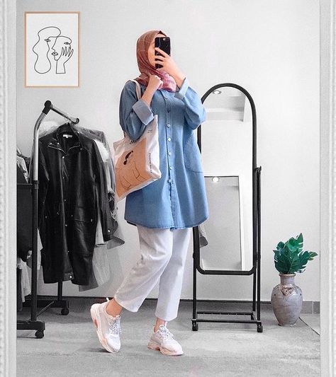 Denim Muslimah Hijab Outfit, Denim Outfits For Women Hijab, Denim Dress Hijab Outfit, Denim Shirt Hijab Outfit, Hijab With Shirt, Denim Style Hijab, Uni Outfits Hijab, Modest Casual Outfits, Gossip Girl Outfits