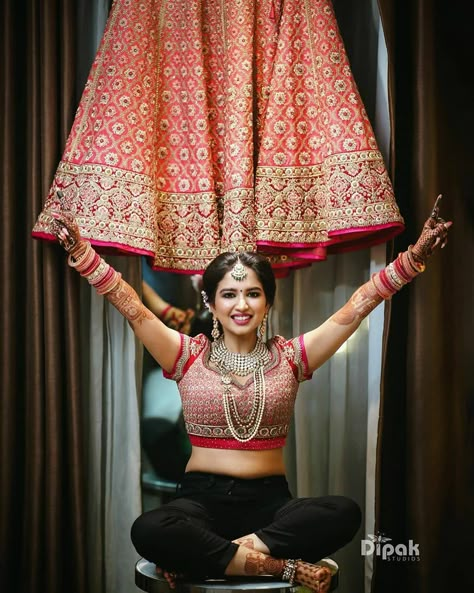 Bridal Lehenga Photoshoot, Lehenga Photoshoot Ideas, Photoshoot Lehenga, Parlour Shoot, Lehenga Photoshoot, Latest Dress Trends, Indian Bride Poses, Indian Bride Photography Poses, Indian Wedding Bride