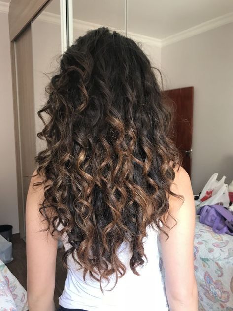 Highlights In Wavy Curly Hair, Streaks For Curly Hair, Pintura Highlights Curly Brunette, Dark Brown Hair Balayage Naturally Curly, 2b Hair With Highlights, Balayage Long Curly Hair, Baliage Curly Hair Natural Curls, Subtle Balayage Curly Hair, Balayage 2b Hair