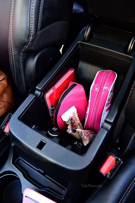 Car Organization Ideas - Keep Necessities In Make Up Bags - DIY Tips and Tricks for Organizing Cars - Dollar Store Storage Projects for Mom, Kids and Teens - Keep Your Car, Truck or SUV Clean On A Road Trip With These solutions for interiors and Trunk, Front Seat - Do It Yourself Caddy and Easy, Cool Lifehacks http://diyjoy.com/car-organizing-ideas Car Change Holder Ideas, Dollar Tree Car Organization Ideas, Center Console Organization Car, Vsco Car, Car Organization Ideas, Diy Car Accessories, Car Organizing, Car Organization Diy, Truck Organization