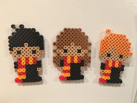 Perler beads. Hama beads. Harry Potter Small Harry Potter Perler Beads, Iron Beads Harry Potter, Hama Beads Harry Potter, Pixel Art Harry Potter, Harry Potter Perler Beads, Hery Potter, Beads Perler, Christmas Perler Beads, Art Harry Potter