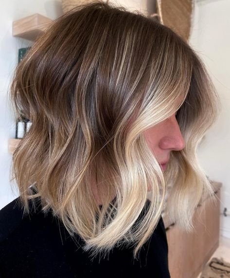 Bronde Balayage Bob with Money Piece Short Balayage Hair With Money Pieces, Bronde Bob Straight, Balayage Lob Blonde, Blonde Money Piece Bob, Money Piece Bob, Brown Hair With Money Piece Highlights, Blonde With Money Piece, Blonde Ombre Short Hair, Angled Lob