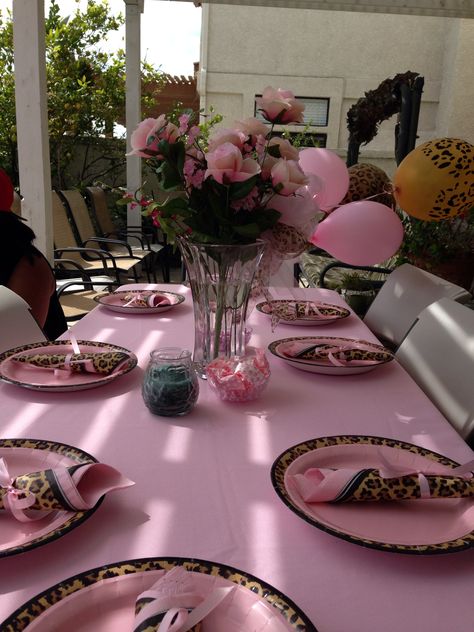 Leopard and pink table setting Pink Leopard Party Decor, Trendy Birthday Ideas, Cheetah Centerpieces Ideas, Lepord Print Birthday Party, Pink And Leopard Party Decorations, Cheetah Print Decorations Party, Pink Cheetah Print Birthday Party Ideas, Pink And Cheetah Party, Pink Cheetah Birthday Party Ideas