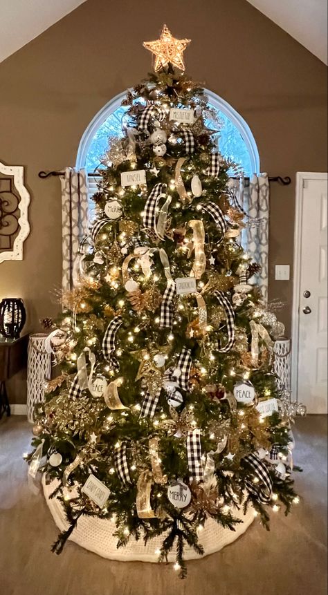 Farmhouse Christmas Tree 16 Ft Christmas Tree, Christmas Tree Farmhouse Theme, Best Farmhouse Christmas Tree, Country Christmas Tree Farmhouse, Farmhouse Christmas Tree Decor Ideas, Christmas Tree Ideas 2023 Trends, 2023 Christmas Tree Trends, Farmhouse Tree Decor, Diy Christmas Decorations Outdoor