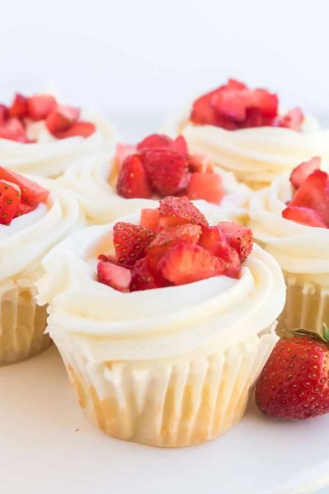 Frozen Strawberry Recipes, Strawberry Shortcake Cupcakes, Shortcake Cupcakes, Strawberry Cupcake Recipes, Cupcake Recipes From Scratch, Strawberry Shortcake Cupcake, Strawberry Shortcake Recipes, Shortcake Recipe, Strawberry Topping