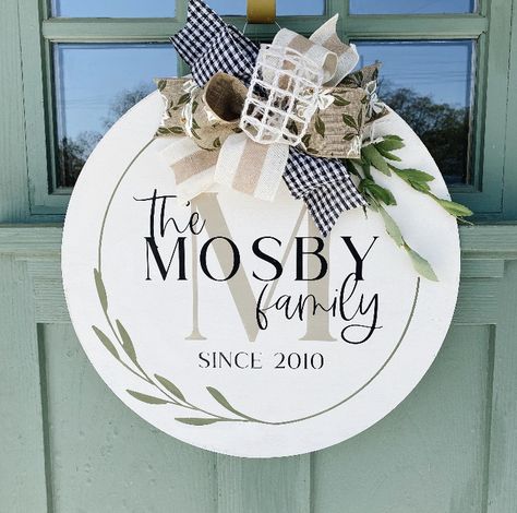 Family Round Wood Signs, Monogram Signs Wooden Diy, Circle Welcome Sign Front Door Last Name, Round Family Sign, Welcome Door Hanger Wooden, Monogram Signs Wooden, Wood Letter Crafts, Round Front Door, Front Door Hanger