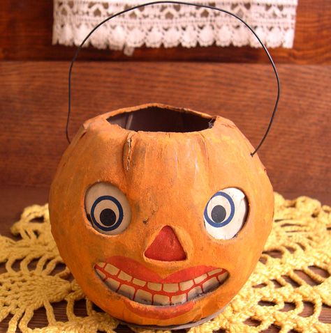 german jol 1920s Jack O Lantern Decorations, Halloween Antiques, Paper Mache Pumpkins, Halloween Folk Art, Halloween Lanterns, Vintage Halloween Decorations, Halloween Jack O Lanterns, Pumpkin Jack, Dark Shadows