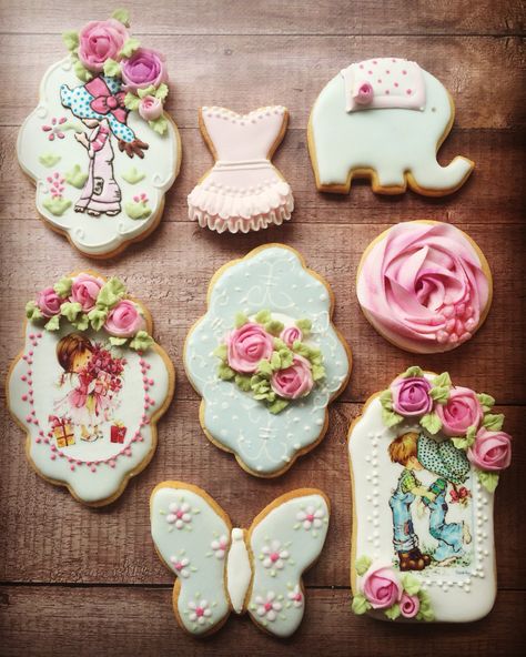 Shabby chic cookies Vintage Cookies Decorated, Vintage Decorated Cookies, Sarah Kay Art, Sara Kay Sarah Key Vintage, Sara Kay Imagenes, Shabby Chic Cookies, Cookies Decoradas, Party Sweets, Cake Bites