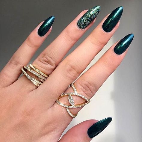 Beautiful Glitter Accent ❤️ Elegant Emerald Green Nails Designs For You❤️ See more: https://naildesignsjournal.com/emerald-green-nails-designs/ #naildesignsjournal #nails #nailart #naildesigns #emeraldgreennails #glitter nails Holiday Nails Glitter, Acrylic Nails Natural, Nails Colour, Unghie Sfumate, Green Nail Art, Solid Color Nails, Green Nail Designs, Colorful Nails, Rose Gold Nails