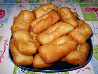 This is a Mongolian butter cookie and it is called  Boortsog its served with honey. It is a tasty treat. Mongolian Dessert Recipes, Boortsog Recipe, Mongolian Recipes Traditional, Mongolian Desserts, Mongolian Food Recipes, Mongolian Food Traditional, Mongolia Recipes, Mongolia Food, Mongolian Food