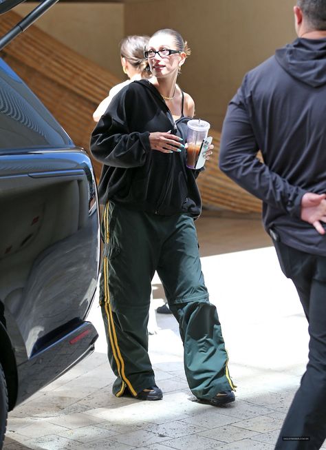 Hailey Bieber Sweatpants, Tall Boots Outfit, Hailey Bieber Street Style, Celebrity Candids, Rhode Skin, Teacher Fits, Classy Street Style, Nyc Fits, Hailey Baldwin Style