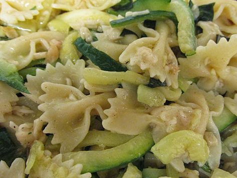 Sarah Cooks the Books: Rachael Ray 365: No Repeats: Zucchini and Bow Ties Bow Tie Pasta Recipe, Bow Tie Pasta, Zucchini Pasta, Bowtie Pasta, Rachael Ray, Zucchini Recipes, I'm Back, Quick Meals, Bow Ties