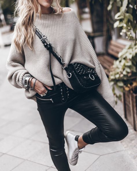 Batwing Top Outfit, Mikutas Style, Chunky Oversized Sweater, Oversized Sweater Women, Shiny Pants, Oversized Sweaters, Normal Clothes, Oversized Knitted Sweaters, Loose Sweater