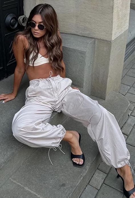 Parachute Pants Outfit With Heels, Parachute Pants And Heels, Parachute Pants With Heels, White Parachute Pants Outfit, Cargo Pants With Heels, Baggy Parachute Pants, Parachute Pants Outfit, Fashion Inspo Spring, Design Trousers