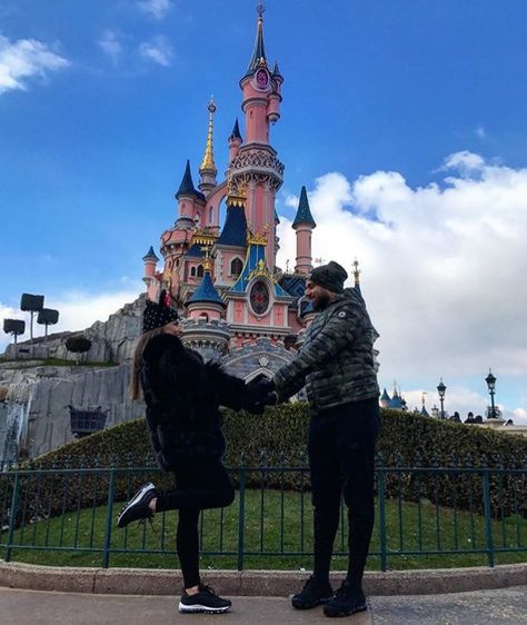 Disney Couple Outfits, Disney Trip Outfits, Disney World Pictures, Disney World Outfits, Regular People, Disney Sea, Celebrity Lifestyle, Disney Couples, Cute Couples Photos