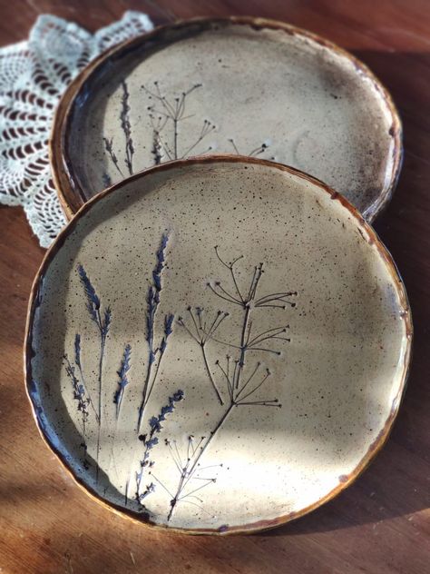 Kitchen Plates Set Ceramic, Flat Pottery Ideas, Earthenware Pottery Ideas, Pottery Inspired By Nature, Ceramic Sets Tableware, Ceramic Flower Plate, Ceramic Glazes Ideas, Ceramic Handmade Plates, Hand Built Ceramic Plates