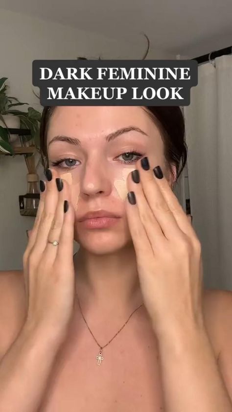 Clean Edgy Makeup, Trying Makeup Looks, Dark Femenine Makeup Looks, Elegant Everyday Makeup, Black Feminine Makeup, Dark Feminine Makeup Brown Eyes, Dark Feminine Look Makeup, Popular Makeup Looks 2023, Easy Date Makeup