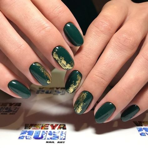 Dark Green Nails With Gold Foil, Forest Green And Gold Nails Acrylic, Short Nails Emerald Green, Green Gold Gel Nails, Gold Nails With Green, Dark Green And Gold Nails Short, Green Nail With Gold, Dark Green Nails With Gold Flakes, Golden Green Nails