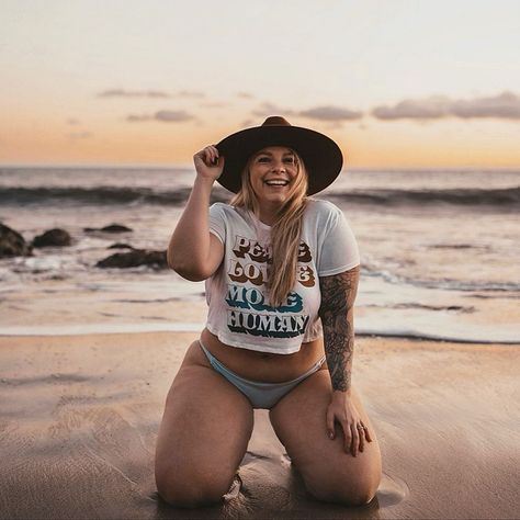 ashlee rose hartley on Instagram: “Thoughtful Thursday: What’s one word that describes something that you love about yourself? 💭———————————————————————— My word is OPTIMISTIC…” Plus Size Fotografie, Plus Size Photo Poses, Plus Size Photography, Plus Size Beach Outfits, Hawaii Packing List, Body Positive Photography, Hawaii Packing, Beach Outfit Ideas, Beach Workout