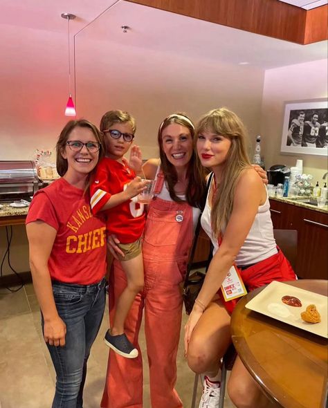 Taylor With Fans, Travis Taylor, Chiefs Game, Blonde Cat, Taylor Swift Cute, Taylor Swift Music, Swift Photo, Taylor Swift Funny, Taylor Swift Videos