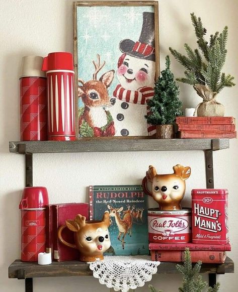 Vintage Above Cabinet Decor, Christmas Decor Retro, Decorating With Antiques For Christmas, Christmas Decor Top Of Fridge, Vintage Christmas Shelf Decor, Display Ideas For Collectables, Vintage Christmas Bathroom, Vintage Retro Christmas Decorations, Vintage Christmas Decorating Ideas