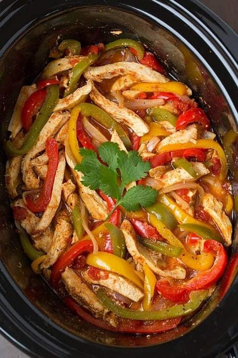 Healthy slow cooker chicken recipes prove that comfort food can be both healthy and easy to prepare! Plus tips for cooking your chicken in the crock pot. Resep Makanan Beku, Slow Cooker Chicken Fajitas, Easy Slow Cooker Chicken, Salt Grinder, Fajita Seasoning, Healthy Slow Cooker, Crockpot Dishes, Cooking Classy, Mashed Potato