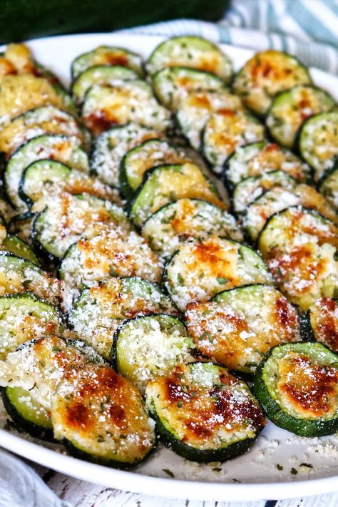 Zucchini Chips Baked Zucchini Chips, Summer Party Appetizers, Easter Side Dishes Recipes, Cheesy Green Bean Casserole, Classic Green Bean Casserole, Zucchini Chips Baked, Vegetable Appetizers, Easter Side Dishes, Baked Zucchini