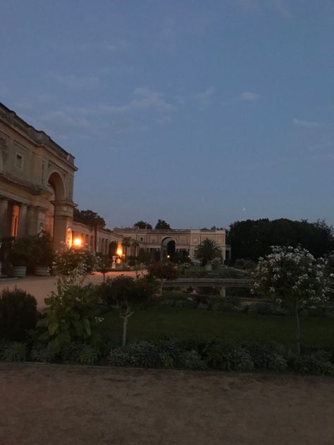 Castle Garden Night, Garden At Night Aesthetic, Castle Balcony Night, Garden Night Aesthetic, Chateau Aesthetic, Aesthetic Castle, Dream Architecture, Castle Night, Castle At Night