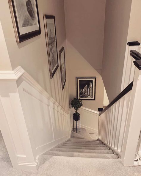 Wall Decor Stairway, Stairs And Landing Decor, Color Home Design, Stairway Wainscoting, Hallway Wall Colors, Decorating Stairway Walls, Stairs And Hallway Ideas, Landing Decor, Frame Gallery Wall