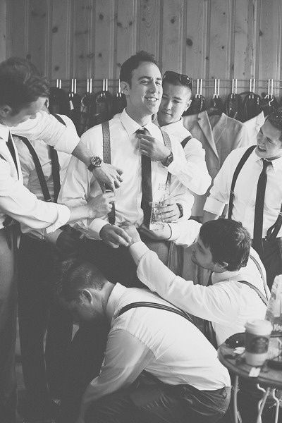 Groomsmen Poses, Groomsmen Getting Ready, Groomsmen Photos, Getting Ready Wedding, Groom Getting Ready, Wedding Picture Poses, Funny Photography, Groom Poses, Groom Photo