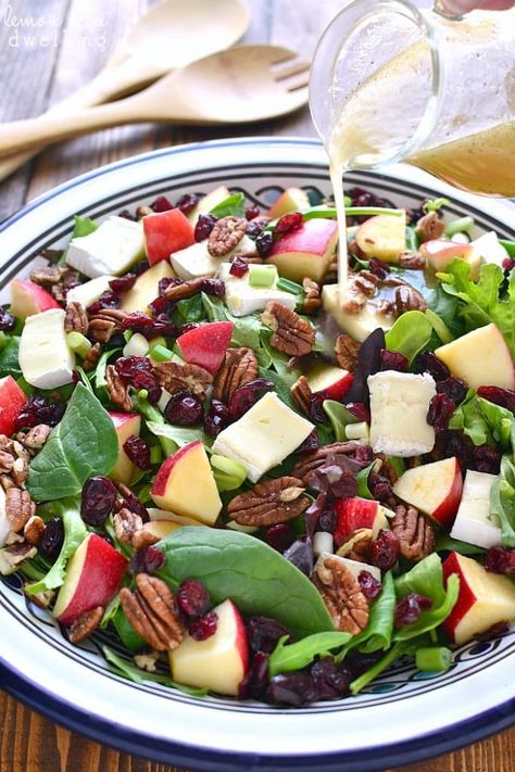 Ensalada de manzana y Brie Brie Salad, Apple Brie, Apple Salad Recipes, Cranberry Salad, Autumn Salad, Walnut Salad, Apple Salad, Deli Food, Idee Pasto Sano