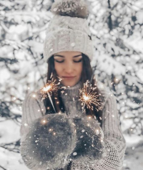 Snow Senior Pictures, Winter Senior Pictures, Prenup Photos Ideas, Snow Photoshoot, Winter Portraits, Snow Pictures, Snow Photography, Winter Photoshoot, Selfie Poses Instagram