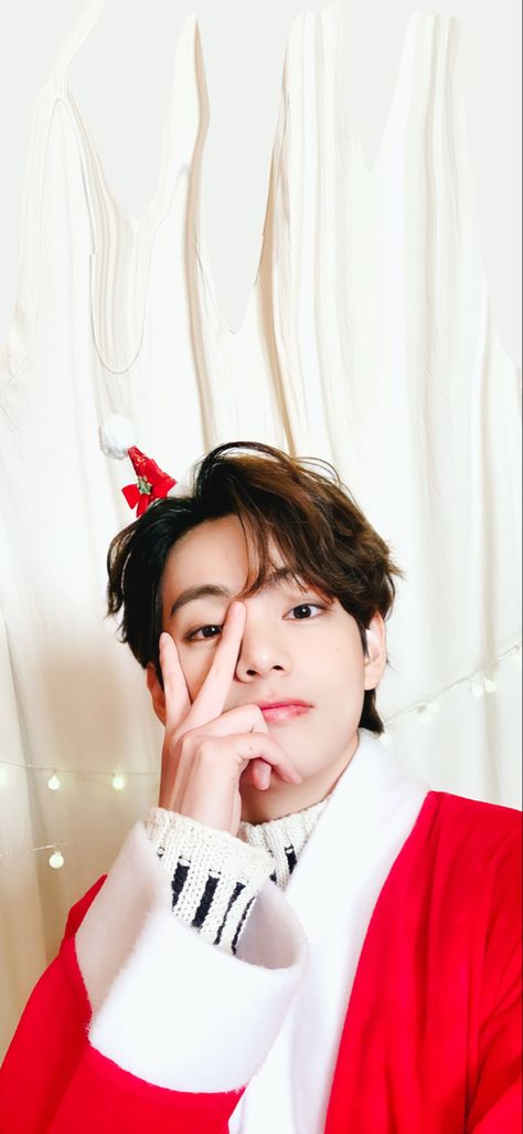 Kim Taehyung Christmas, Taehyung Christmas Wallpaper, Christmas Taehyung, Tae Wallpaper, Army Crafts, Bts Christmas, Wallpaper Christmas, Merry Christmas Wallpaper, Bts V Pictures