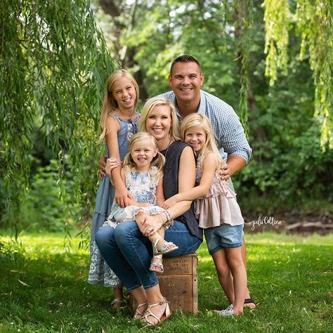 Family photo of five, three sisters and parents, summertime family photo in Wauwatosa, Wisconsin, family of five portrait session, posed in park, Julie Collins Photography, Oconomowoc, Wisconsin Family Photographer Wauwatosa Wisconsin, Oconomowoc Wisconsin, Large Family Portraits, Outdoor Family Portraits, Family Studio Photography, Me Pictures, Family Photoshoot Poses, Family Portrait Poses, Family Picture Poses