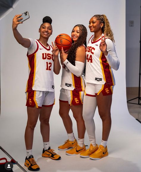 Poses 2 People, Basketball Media Day, Media Day Poses, Basketball Poses, Trio Poses, Basketball Pictures Poses, Media Day, Poses Women, Pictures Poses