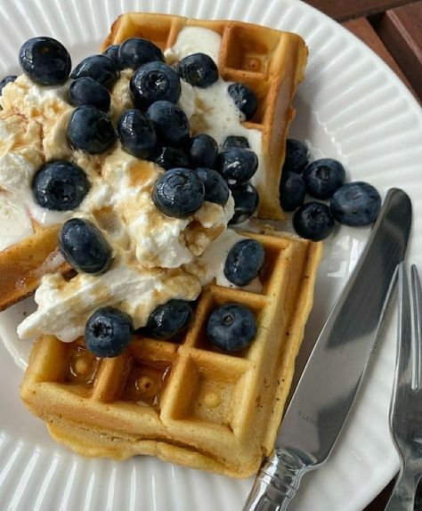 Waffles Aesthetic, Blueberry Waffles, Buffet Food, Food Goals, Food Is Fuel, Yummy Eats, Sweet Breakfast, Food Obsession, Cafe Food