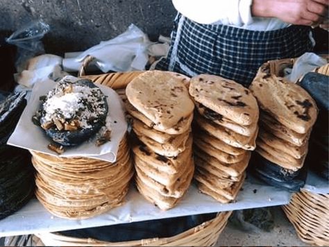 Tlacoyos: el antojito prehispánico que se vendía en Tlatelolco • NeoMexicanismos Camembert Cheese, Tacos, Dairy, Cheese, Humor, Ethnic Recipes, Humour