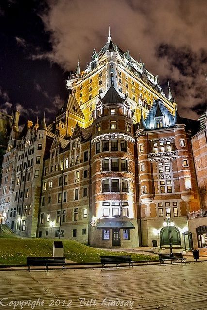 Le Château Frontenac est un célèbre hôtel de Québec, situé dans le Vieux-Québec, surplombant le fleuve St-Laurent depuis la terrasse Dufferin et inauguré en 1893. Il a été désigné "lieu historique national du Canada en 1981. Chateau Frontenac Quebec, Chateau Frontenac, Quebec City Canada, Old Quebec, St Laurent, O Canada, Of Montreal, Montreal Quebec, Le Chateau