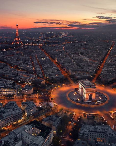 Paris Portrait, Living Modern, Paris At Night, Voyage Europe, Destination Voyage, Photos Vintage, The Eiffel Tower, City Aesthetic, Beautiful Places To Travel