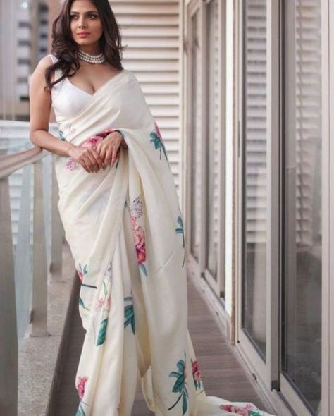 #Printedsaree is one must have thing for every women. It looks gorgeous, and there must be no one whom this saree style must have failed to impress. But how do you #accessorizes such an elegant piece of clothing. Well we have a few tips for you….

#Threads Printed Satin Saree, Malavika Mohanan, White Saree, Satin Saree, Trendy Sarees, Indian Sari, Indian Saree, Blouse Material, Soft Silk Sarees