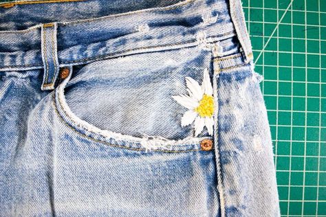 Fix Ripped Jeans, Repairing Jeans, Jean Mending, Diy T Shirt Printing, Cut Tshirt Diy, Jeans Sewing, Diy Ripped Jeans, Repair Jeans, Ripped Shirts