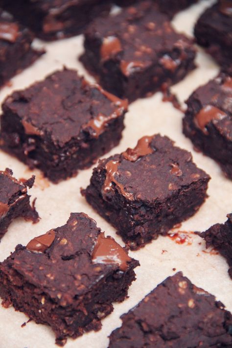 Kidney bean brownies – Greeneat_ch Kidney Bean Brownies, Chocolate Salad, Red Bean Dessert, Recipe Brownies, Healthy Vegan Cookies, Recipes With Kidney Beans, Brownie Vegan, Sweet Red Bean, Bean Brownies