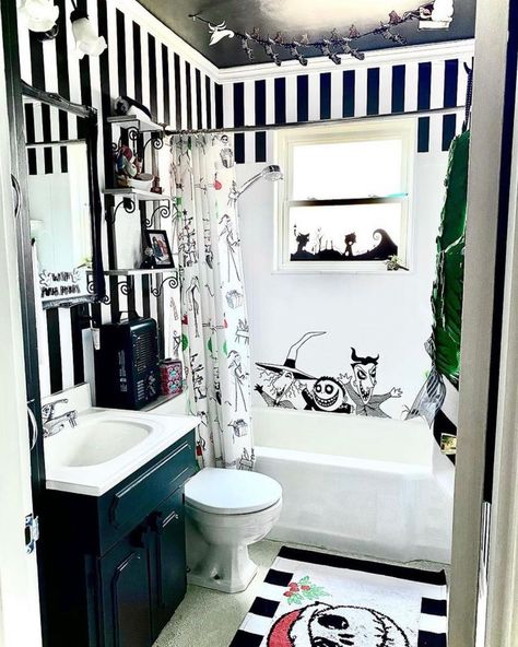 Happiest Disney Home sur Instagram : How fun is this Nightmare Before Christmas Bathroom themed by @a__foolish_mortal ? Swipe to get a closer look at the cute decals! Go check… Nightmare Before Christmas Bathroom, Beetlejuice Bathroom, Spooky Bathroom, Cute Decals, Gothic Bathroom, House Redesign, Christmas Bathroom Decor, Christmas Bathroom, Unusual Homes