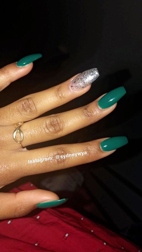 Emerald Green Nails Acrylic Coffin Simple, Emerald Green Nails With Glitter, Dark Green With Silver Nails, Green Nails With Silver Accent, Dark Green Nails Glitter, Green Prom Nails Short, Dark Green Coffin Acrylic Nails, Dark Green Nails With Glitter, Dark Green Sparkly Nails