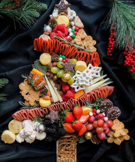 Jessica Pearsall (@ivoryandnoire) • Instagram photos and videos Christmas Char Cuterie Boards, Christmas Tree Charcuterie Board Dessert, Christmas Tree Platter Board, Christmas Tree Platter Ideas, Christmas Tree Food Platter, Christmas Tree Shaped Food, Christmas Tree Shaped Charcuterie Board, Snack Ideas For Christmas, Cafe Appetizers