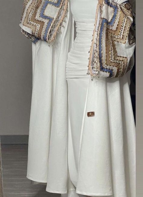 Abaya Fashion Dubai, Abaya Outfit, Kaftan Designs, Mode Kimono, Modest Outfit, Hijabi Fashion Casual, Mode Abaya, Modesty Fashion, Abaya Designs