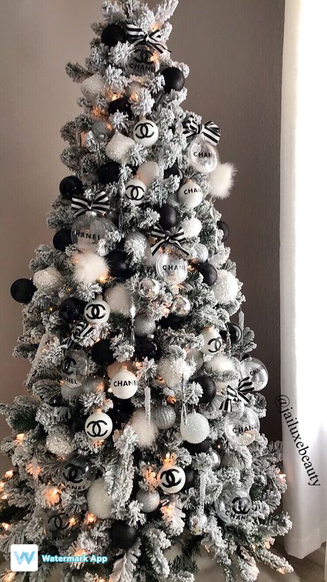 Black And Silver Flocked Christmas Tree, Flocked Christmas Tree With Black Ornaments, Chanel Inspired Christmas Tree, Chanel Tree Christmas, Christmas Tree Ideas Black And White, White And Black Christmas Decor, Christmas Tree 2023 Trends Color, Black Ornaments Christmas Tree, Black And White Christmas Tree Ideas