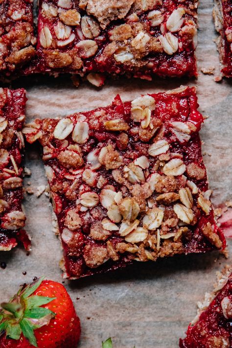 Strawberry Crumble Bars | Well and Full | #dessert #summerrecipe Healthy Strawberry Crumble, Strawberry Crumble Bars, Bars Recipes Healthy, Oatmeal Bars Recipes, Strawberry Oatmeal Bars, Strawberry Bars, Strawberry Crumble, Strawberry Oatmeal, Crumble Bars