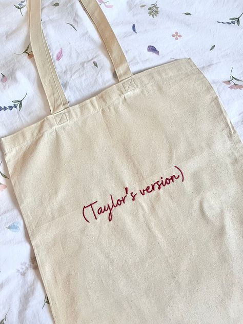 Taylor Swift Tote Bag Painting, Embroidered Taylor Swift, Tote Bag Embroidery Ideas, Embroidered Bags Diy, Taylor Swift Tote Bag, Creative Tote Bag, Tote Bag Business, Totes Ideas, Canvas Bag Design